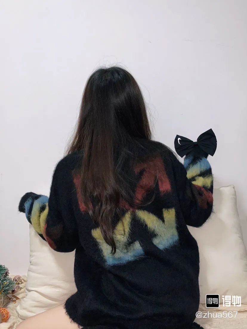 ♻️💯Upper body reference model picture❤️New top-quality proven version OFFWHITE (OW) gradient mohair striped arrow sweater hoodie gradient rendering arrow couple sweater Mohair (English Mohair; Turkish: MUKHYAR) refers to the coat of Angora goats, also known as Angora goat hair. The name comes from Turkish, meaning "the best hair". It has good elasticity, pressure resistance and special luster. It is an excellent raw material for making plush fabrics and one of the most advanced animal textile fiber raw materials in the world market. Mohair has a shape similar to long wool. The fiber surface is smooth, strong luster, high strength, good elasticity, less curl, and easy to wash. Mohair can be used in jacquard blankets, long-haired coats and high-gloss wool fabrics. Mohair sweaters from ow are released every year🛒 The same style and ever-changing colors. There is really no girl who doesn’t love it. It is super suitable for wearing under a down jacket in winter without being bulky! If the lower body is missing, their favorite os version🙋🏻‍♀️ intuitively adds natural softness and fairy beauty effect, which is the best choice! The upper body is lightweight and does not weigh down the body while keeping warm. The sleeves and the gradient arrow parts on the back are repeatedly patterned until the gradient level is satisfied before large-scale products are released. The craftsmanship is extremely demanding. Each sweater is woolen at least ten times to give it a plush, thick feel and good fluffiness! ✅ Fabric composition: 50% mohair 32 spandex 18% wool, three-level anti-pilling Color: black and white gradient Sizes Mohair is lighter and softer, so be careful not to machine wash it, not machine washable! ! emphasize! !  ⚠️Hand wash with warm water and cold water P:440